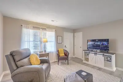 Image de Stay near all Chas attractions, quiet comfort with fenced yard!