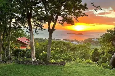 Image de Chalet Ayounaka  au soleil couchant, vue panoramique sur la mer des Caraïbes