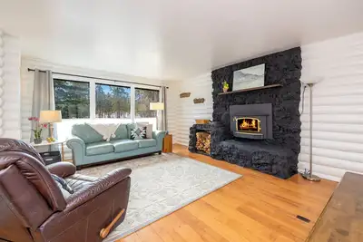 Image de Hidden Gem! Private & Quiet Log Cabin, 5 acres of Pines & Oaks.