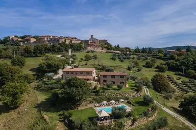 Image de Villa nichée dans le \"grand vert\" de l'Ombrie environnante
