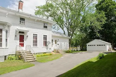 Image de Village House, Sleeps 16, Free Parking, Walk to town, Mid-coast hub\n