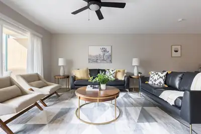 Modern Chic Condo In Midtown w/ Pool & Hot Tub