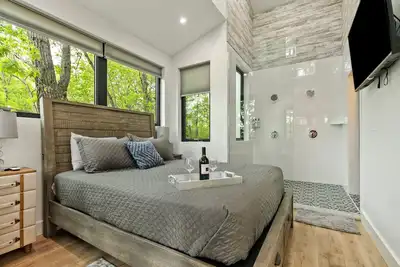 Image de The Penguin - Treehouse for two - tiny house with big views