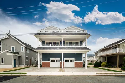 Image de Friday To Friday Rental Only: This beautiful 3 year old, like brand new, 3 story-5 bedroom townhome is an ideal family vacation spot!