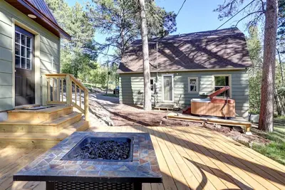 Image de Tall Timbers Lodge – Peaceful Black Hills Cabin with Hot Tub & Fire Table