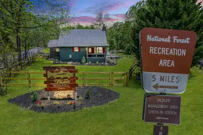 Image de ★The Hatch★ Cabin on Trout River w/ Hot Tub, Pet/Kid Friendly