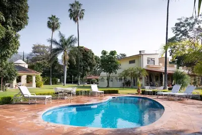 Image de Lakefront house one step away from the Melacon