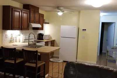 Image de Cottage on Crittenden Pond Fenced Dog