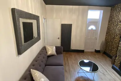 Ideal Abode Leonard- Close to city