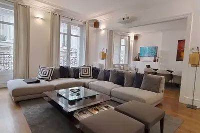 Image de Luxury 1500sqft with A/C on Champs Elysées