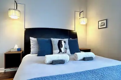 Image de Condo-terrasse au centre-ville – Un havre de paix confortable à 2 pas de tout!