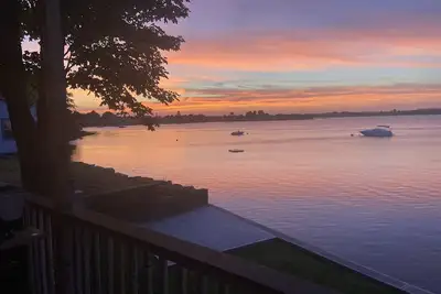 Image de Awesome Waterfront Getaway-oversized deck overlooking the water-2 bedrooms/1bath