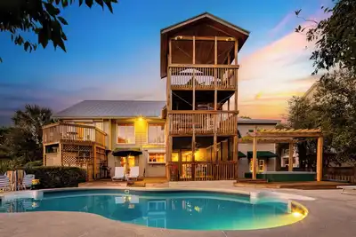 Image de Raven by AvantStay | Entertainers Dream w/ Pool, Hot Tub, Game Room! 9 BRs!