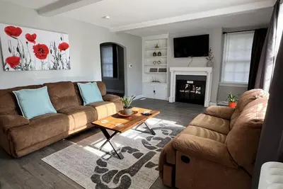 Image de Cozy Updated Cottage Style Home near Historic distric in Middletown