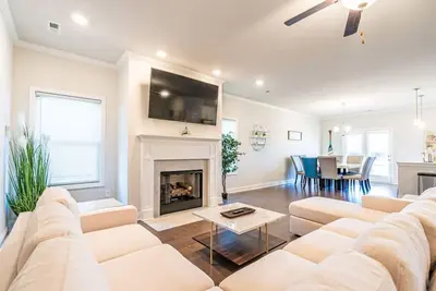 Image de 16308 Trestle Ltr Cal · ☀Lakefront Retreat☀ 3000+ Sq Feet/6 Bed Home!