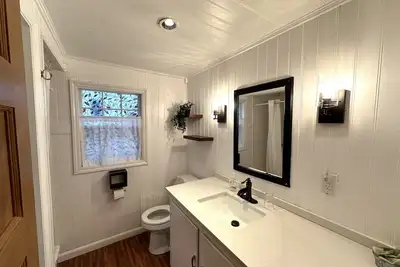 Image de Cottage 12 - Year Round - Pet Friendly -1 King Bed / 1 Bath & Courtyard