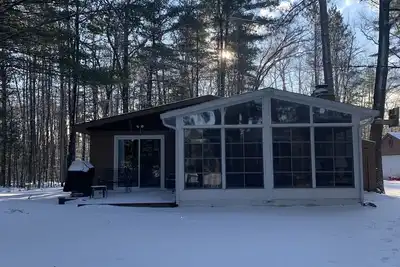 Image de Comfy Cabin in the North Woods -Snowmobilers, Ice Fishing and Skiing