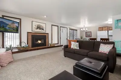 Minutes from Whitefish & Glacier - heated pool and hot tubs