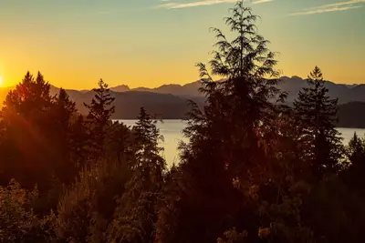 Image de Stunning Views from this Modern Hood Canal Retreat