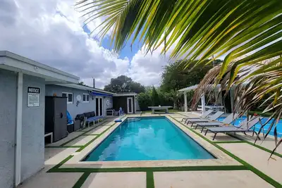 Image de Modern exquisite & luxurious vacation rental pool heater close to the beach 9 m