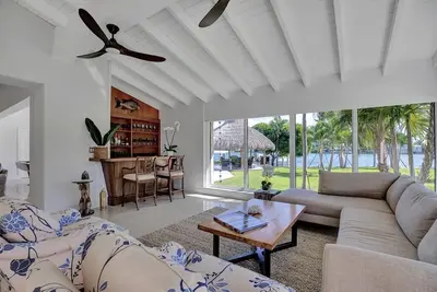 Image de Experience luxury at The Sapodilla House, a stunning 5-bedroom waterfront retreat in Islamorada.