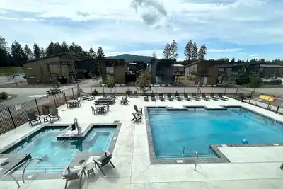 Clubhouse Pool + Hot Tub, 5 Mins to City Beach & Dt Wf, 35 Mins. to Glacier Park
