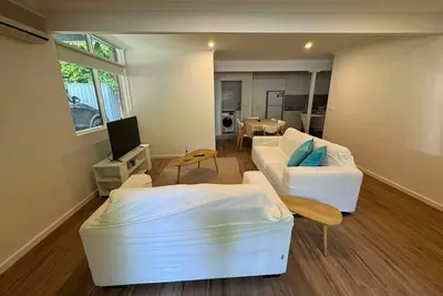 Image de 3 Bedroom, pet friendly unit, 2min walk from main street, beach and supermarket.