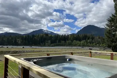 Image de Hot Tub w a view, Private Wilderness Oasis, Riverfront, Rainier View, Ac
