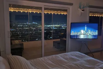 Image de Amazing Panoramic Views and Infinity Hot Tub at a modern, smart home