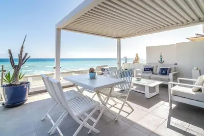 Image de Maison de vacances \"Beach-Front Bahía Dorada\" avec vue sur mer, piscine partagée et Wi-Fi