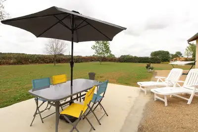 Gîte de charme 4 pers avec spa privatif, terrasse, et équipements complets au cœur d'un village viticole