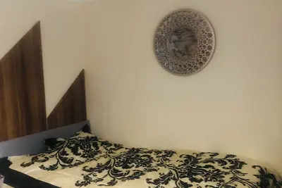 Image de Beautiful, clean, and comfortable double bedroom with natural light and en-suite