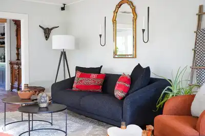 Image de Cozy Bungalow on a Permaculture Homestead