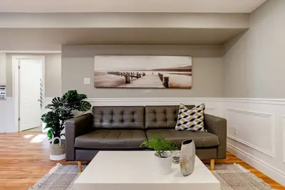 Image de Grimsby Lakeview Suite l 2 Min Walk to Lake Ontario l King Bed l Great Value