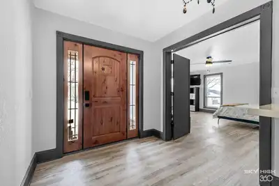 Image de Beautifully renovated 1800 Sf home where modern amenities meet classic style.