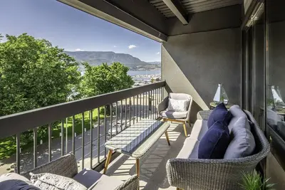 Image de Luxury Waterfront 2 Bedroom Downtown Kelowna Condo with huge balcony