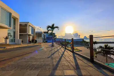Image de Modern House In Front of the Ocean