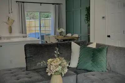 Image de Cheerful town home with private patio, close to downtown Alpharetta.