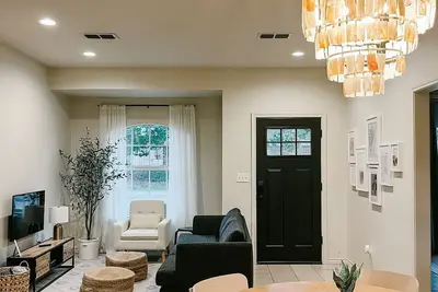 Image de The Ruby - Modern Updated 4/2 Home Near Acu