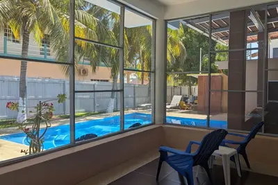 Image de Cozy& Tranquil Poolside Gem  Walk to Beach  Parking