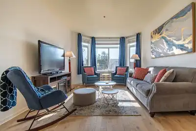 Sunny Oasis in the Heart of Seattle! with Parking and Pool