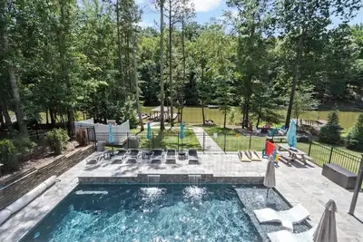 Image de Family Resort! Mini Golf, heated pool, lakefront, hot tub, game room & theater!