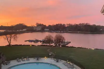 Image de The best of Davidson and Lake Norman 3 bedroom 2 bath waterfront penthouse