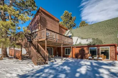 Image de Owl Chalet - 1950's Cabin close to hiking, creek, and brewery!