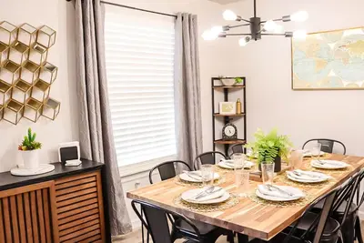 Image de 3 bed, 2 bath Luxury Home- SteamPunk Station close to everything!