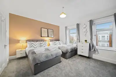 Image de 5 Bedroom House with Parking, Smart TVs & Garden