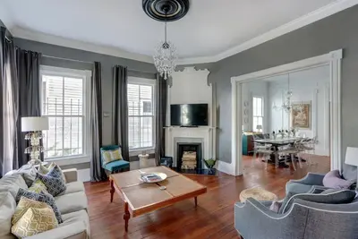 Image de The Artist Retreat - Luxury Home 1 Min. to Forsyth