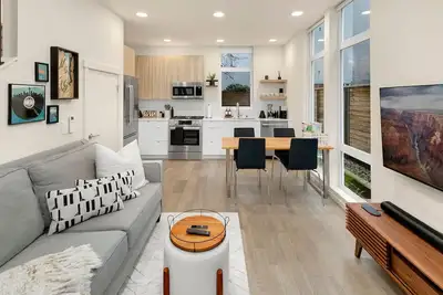 Perch - Metro Malden: Stylish & cozy home w/ rooftop, space needle view