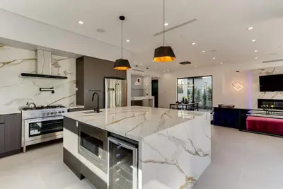 Image de Posh Luxury Modern Home with Pool Spa and Rooftop Deck