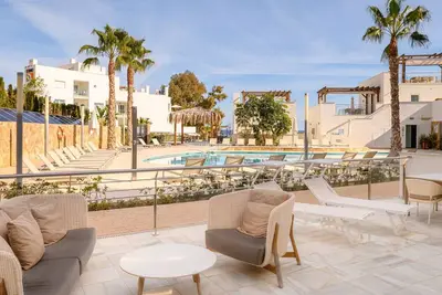 Image de Spacieux appartement avec vue sur la piscine ou la cour et 2 salles de bains